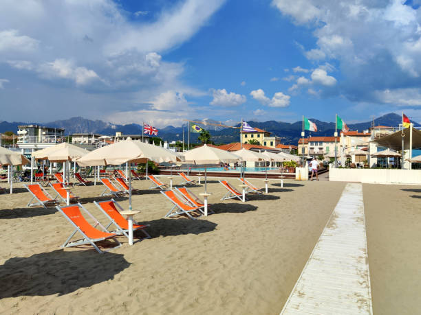 La spiaggia di Marina di Pietrasanta vista dall'alto