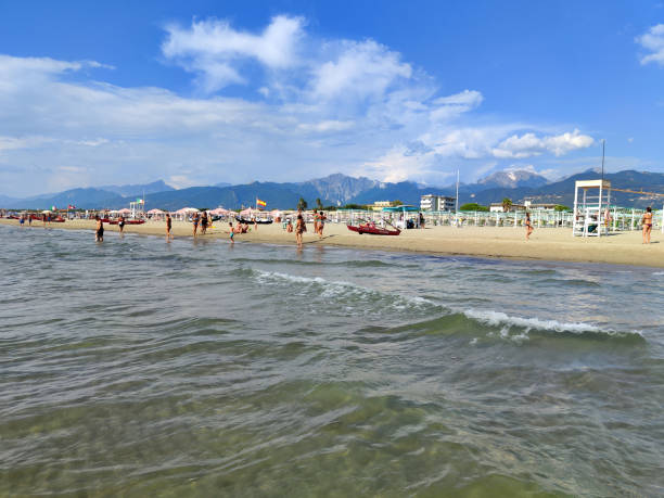 Il litorale di Marina di Pietrasanta con le Alpi Apuane