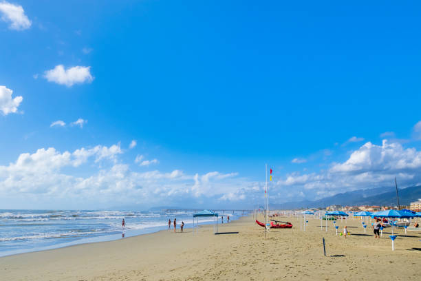 Onde sulla spiaggia di Tonfano con il molo sullo sfondo