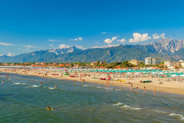 Spiaggia attrezzata di Marina di Pietrasanta con le Alpi Apuane sullo sfondo