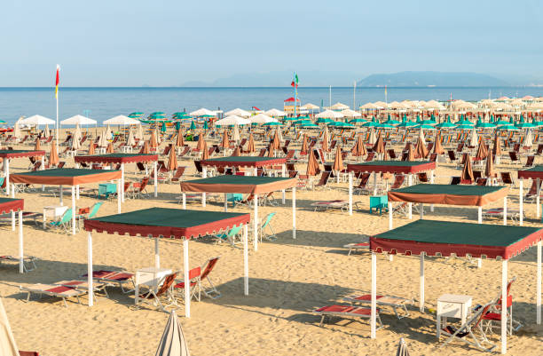 Spiaggia di Tonfano all'alba con il molo sullo sfondo